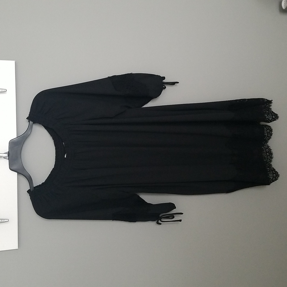 🐚🍂Black silky dress w lace detail